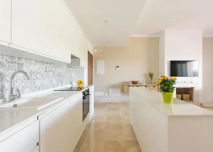 Paradisiacal 3 Bdrm With Sea Views, Gym & * Estepona