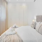 Paradisiacal 3 Bdrm With Sea Views, Gym & Apartment