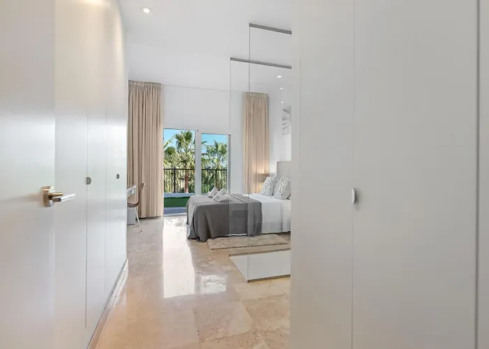 Paradisiacal 3 Bdrm With Sea Views, Gym & Appartement Estepona